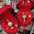Conjunto de Reloj, cadena, aritos y anillo, en caja con forma de corazón.