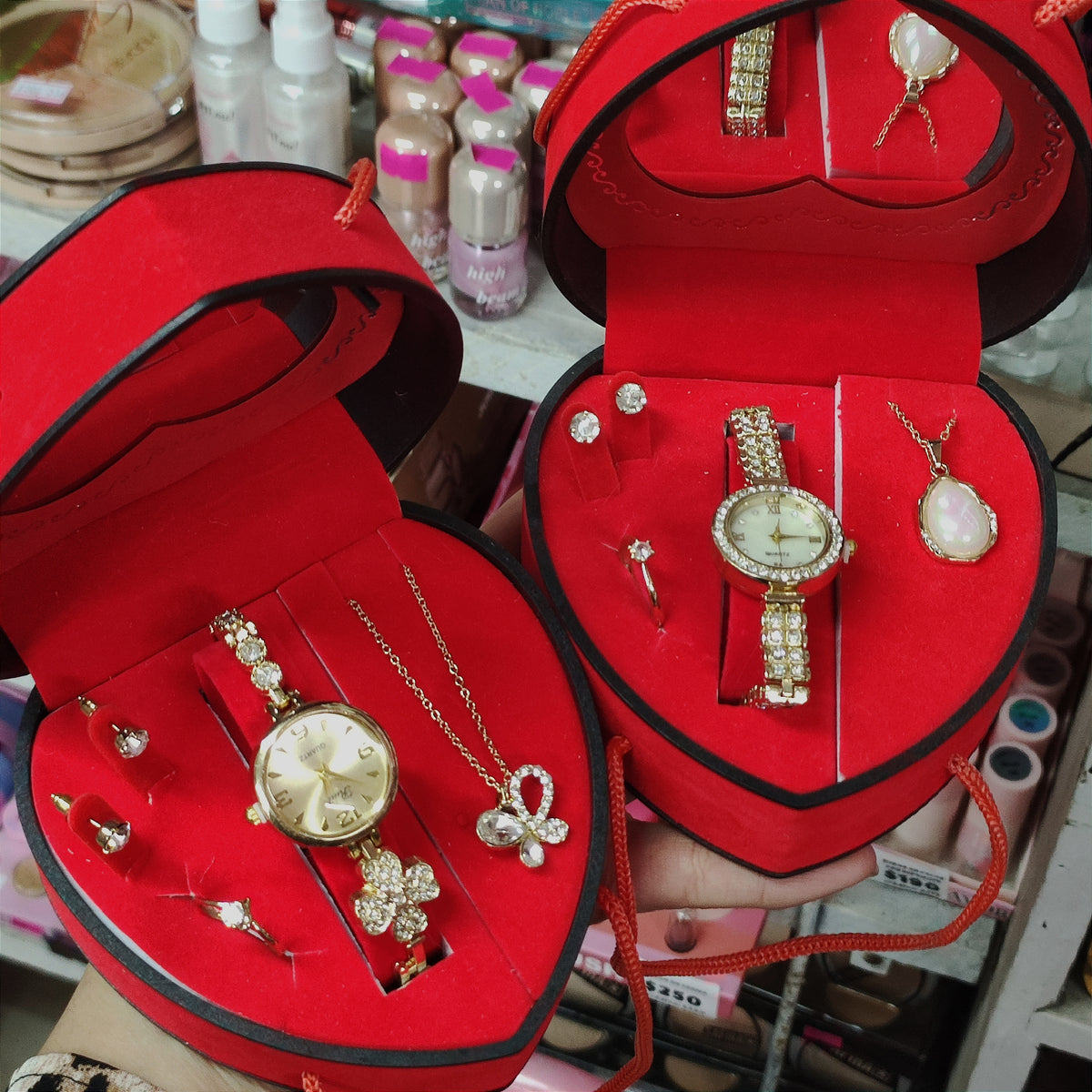 Conjunto de Reloj, cadena, aritos y anillo, en caja con forma de corazón.
