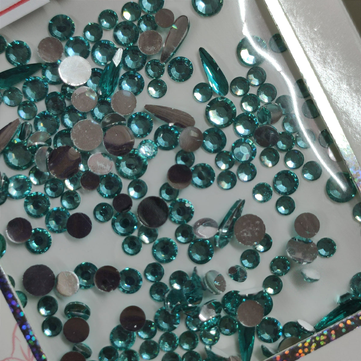 Strass de colores para uñas, ideales para tendencia Bedazzled