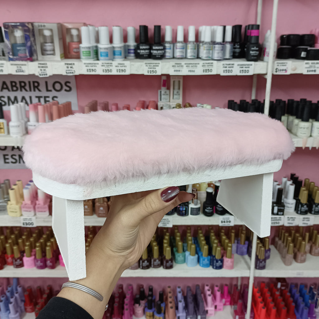 Apoya manos de madera con peluche.