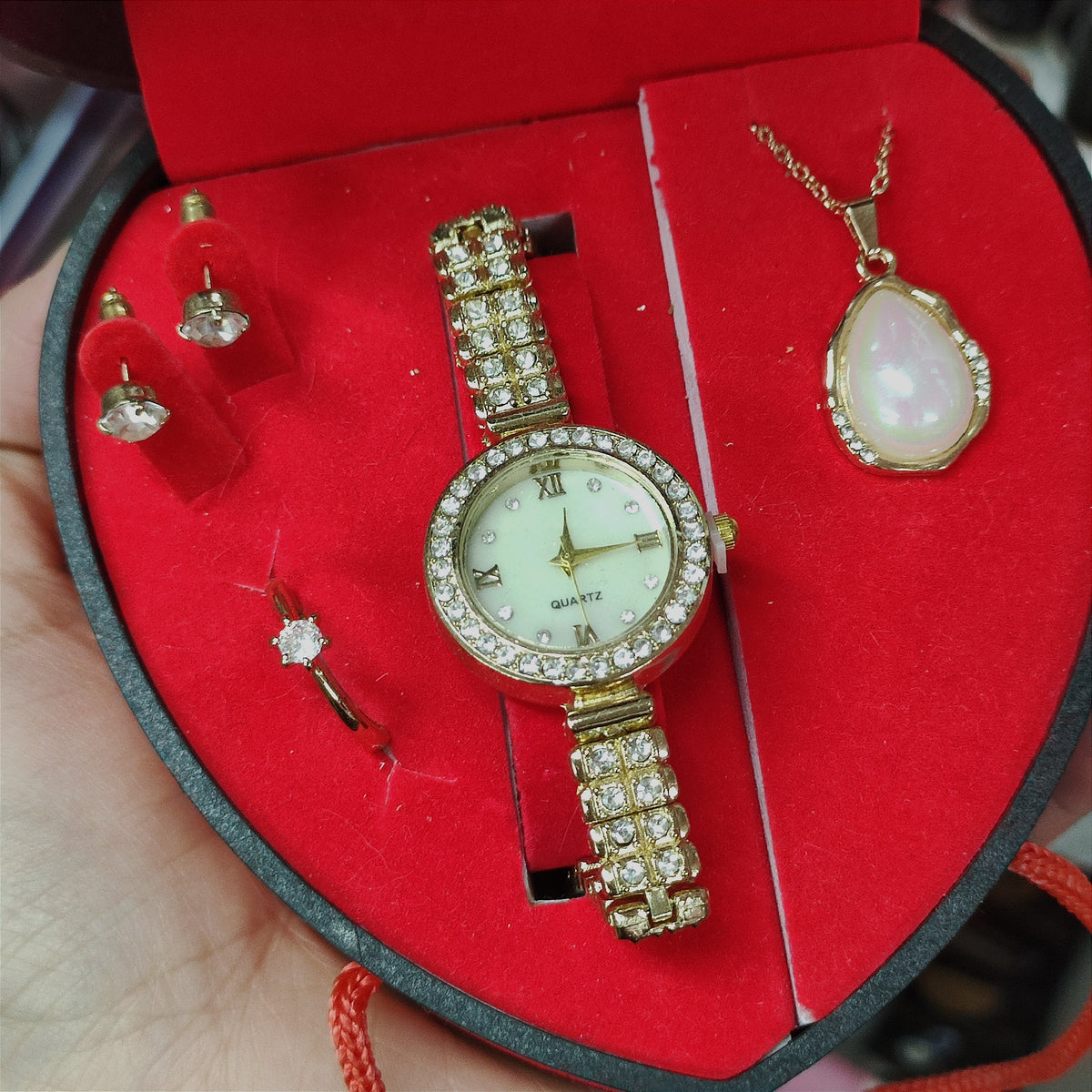 Conjunto de Reloj, cadena, aritos y anillo, en caja con forma de corazón.