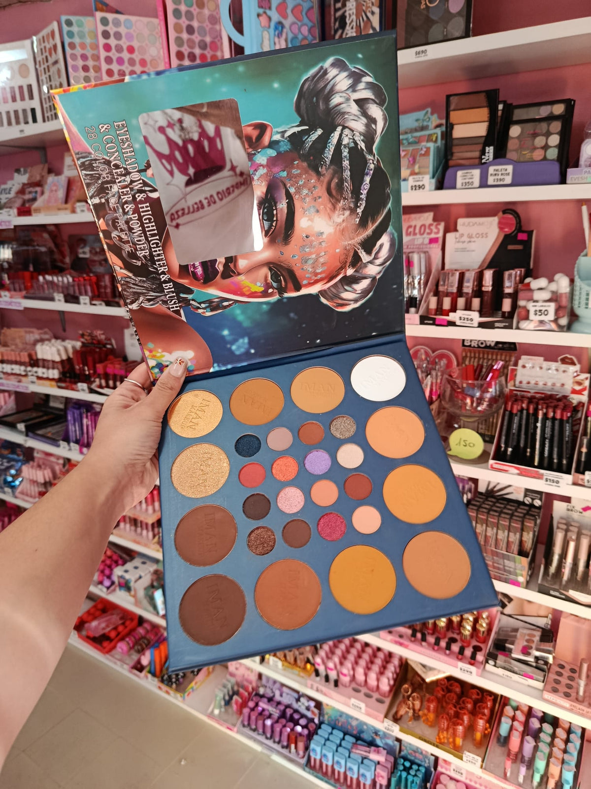 Paleta de sombras, iluminador, rubor, corrector y polvo