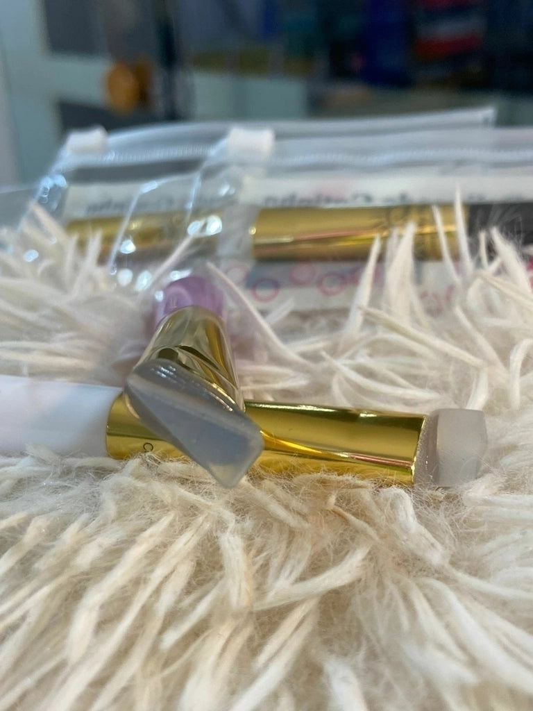 Brocha de silicona para hacer delineado.