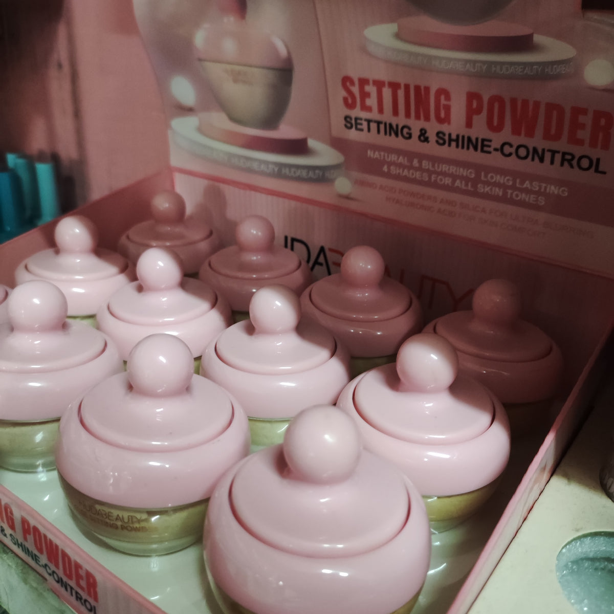 Polvos sueltos, selladores y control de brillo - HudaBeauty