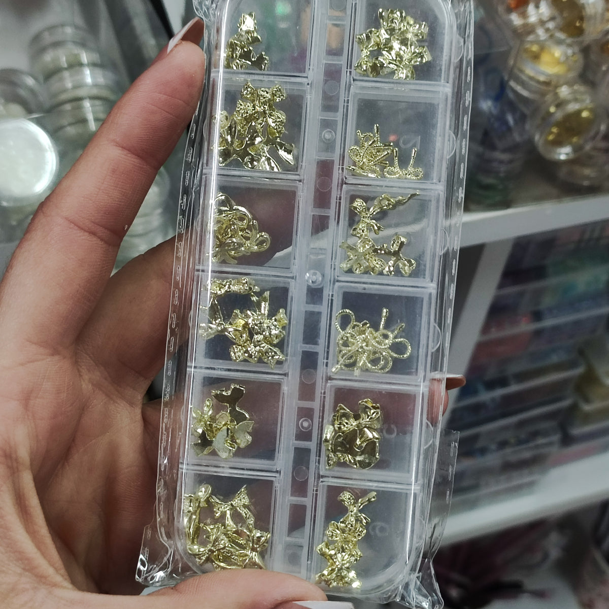 Decoraciónes de metal para uñas. Apliques moña