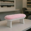 Apoya manos de madera con peluche.