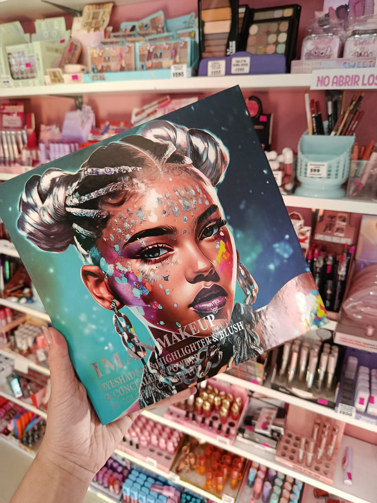 Paleta de sombras, iluminador, rubor, corrector y polvo