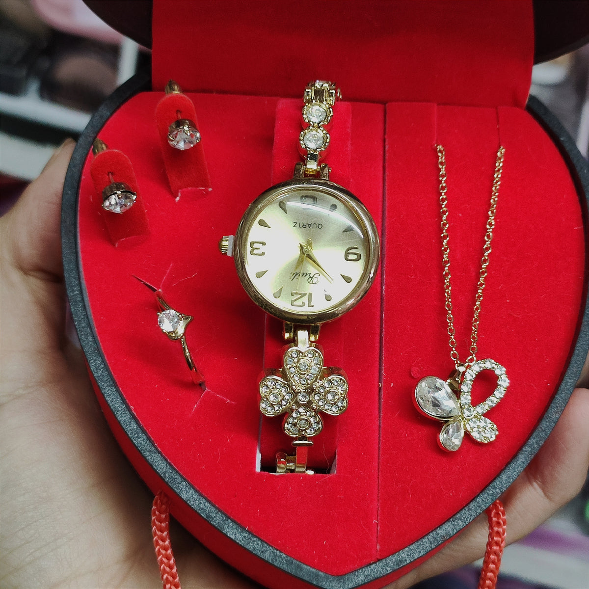 Conjunto de Reloj, cadena, aritos y anillo, en caja con forma de corazón.